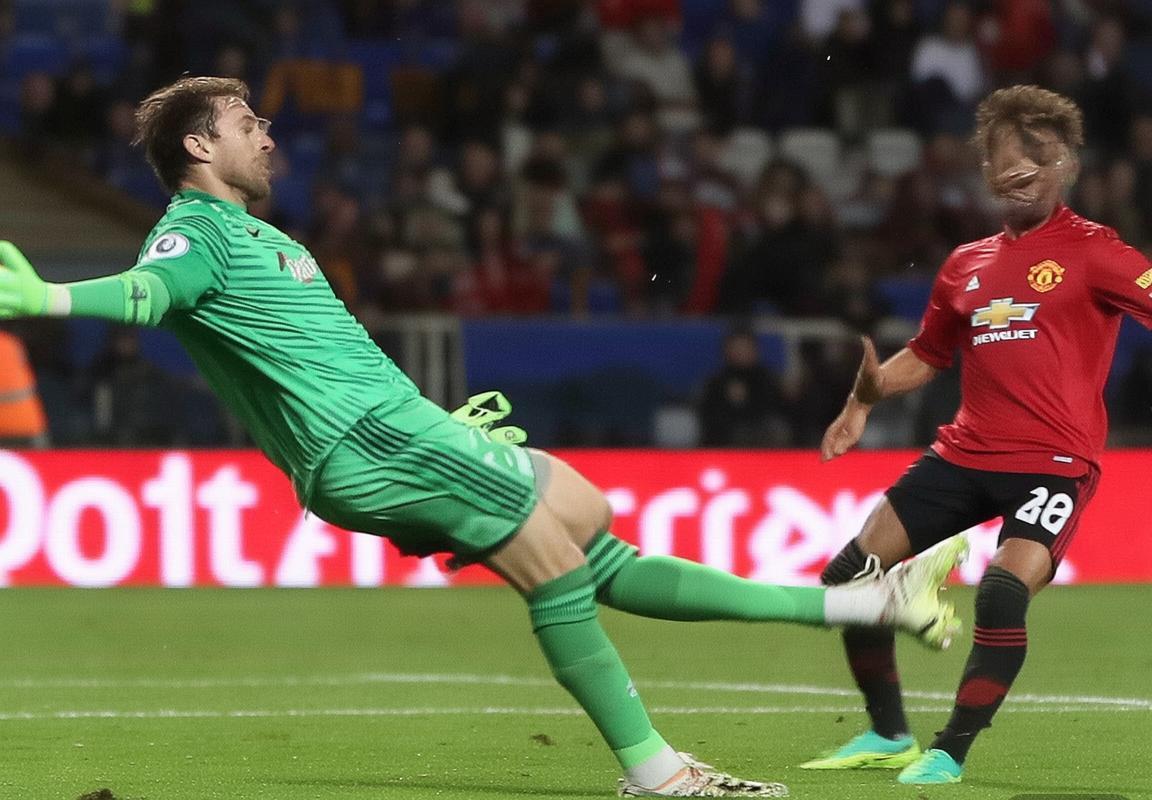 运动赛场双焦点：曼联奥纳纳神扑救主，阿莫林变阵失灵；王楚钦伤情细节引担忧